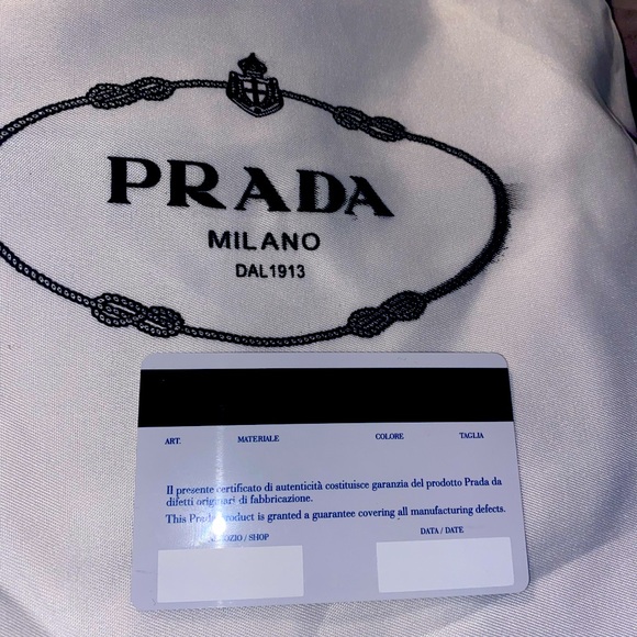 100% AUTHENTIC NEW PRADA NYLON TRIANGLE BUCKET HAT - Picture 3 of 4